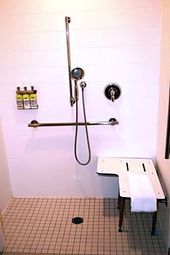 Фото Holiday Inn Express Hotel & Suites Marina - State Beach Area, an Ihg Hotel