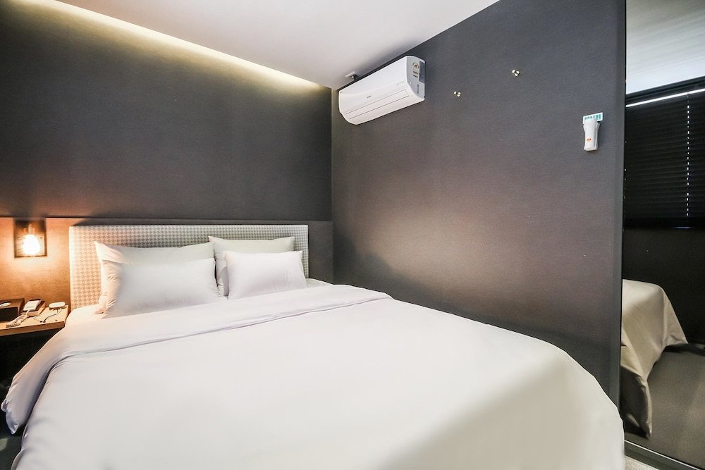 Фото Geoje Hotel Deluxe and Guest House