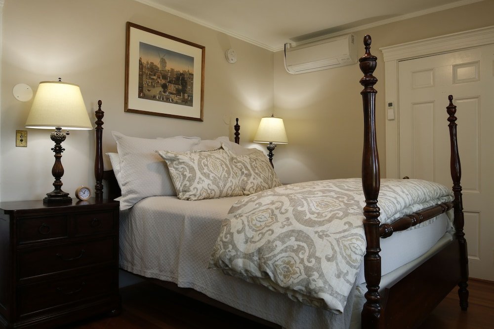 Фото The White House Inn