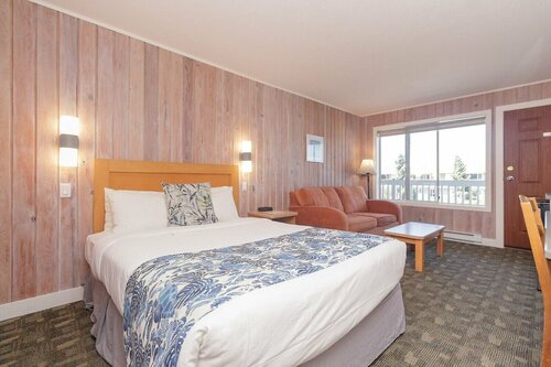 Гостиница The Cedarwood Inn & Suites