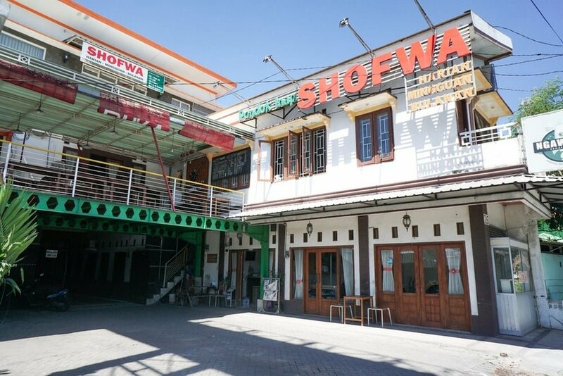 Гостиница RedDoorz near Juanda International Airport 2