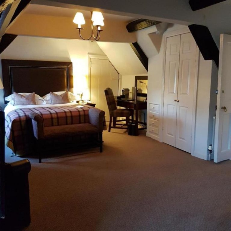 Фото Macdonald Bear Hotel