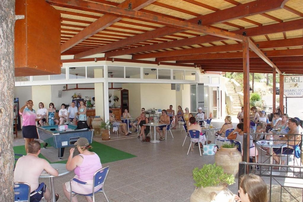 Фото Coliseum Studios & Apartments