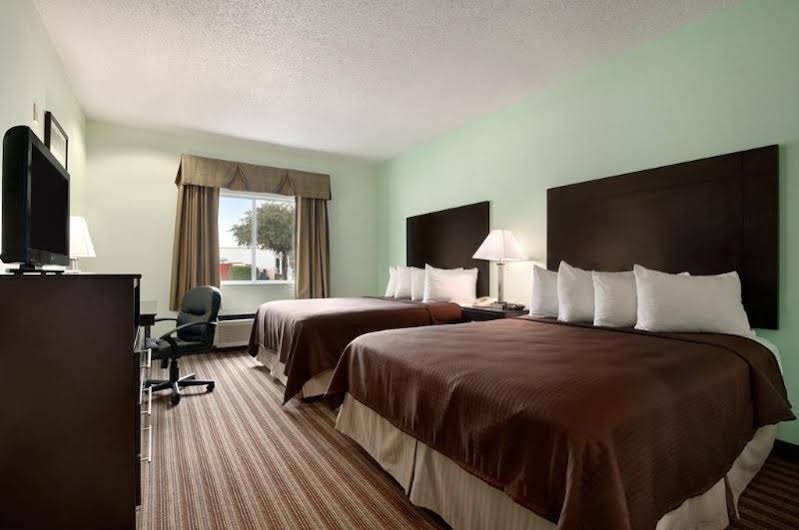 Фото Days Inn & Suites by Wyndham Dallas