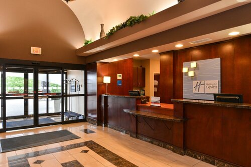 Гостиница Holiday Inn Express and Suites Edmonton North в Эдмонтоне