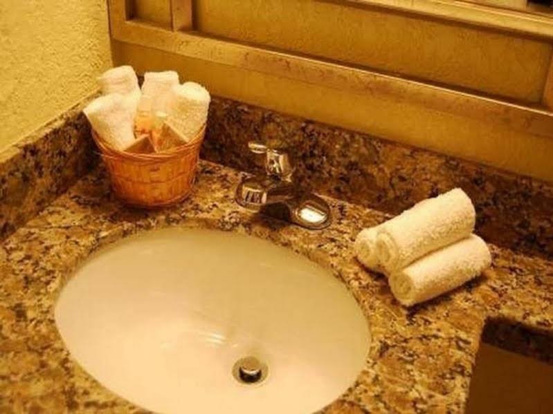 Фото Hollywood Gateway Inn