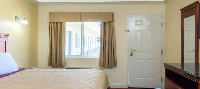 Фото Travelodge by Wyndham Brea