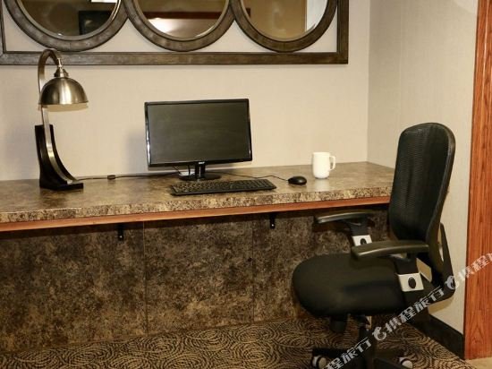 Фото Klopfenstein Inn and Suites