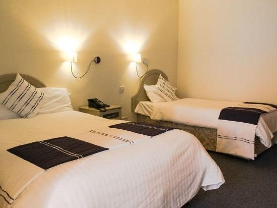 Фото 5 Corners Guest Inn