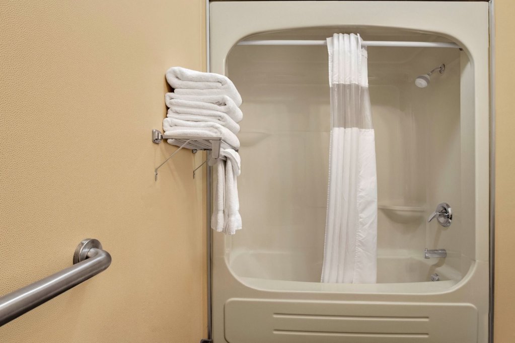 Фото Days Inn & Suites by Wyndham Brandon