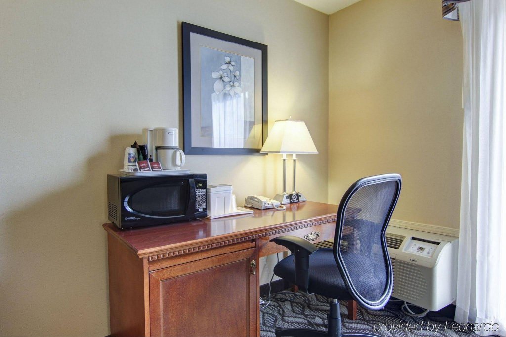 Фото Comfort Inn & Suites Ambassador Bridge