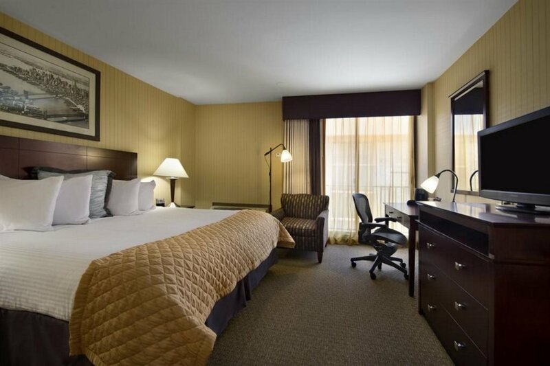 Гостиница Wyndham Garden Hotel Newark Airport в Ньюарке