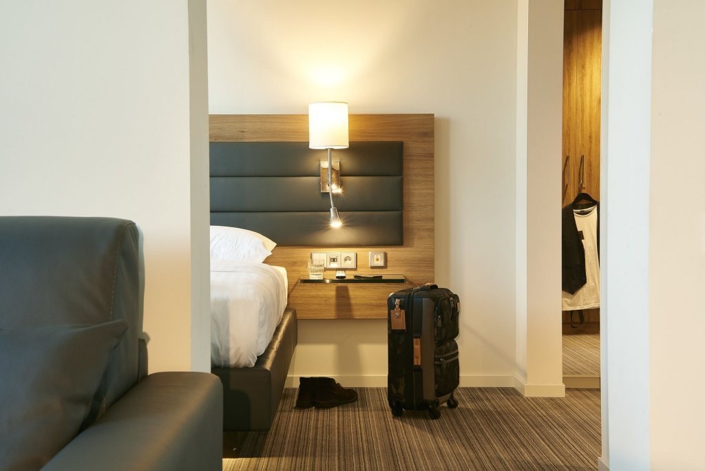 Фото Staybridge Suites London Heathrow - Bath Road, an Ihg Hotel