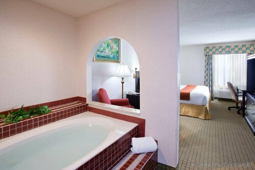 Гостиница Best Western St. Clairsville Inn & Suites