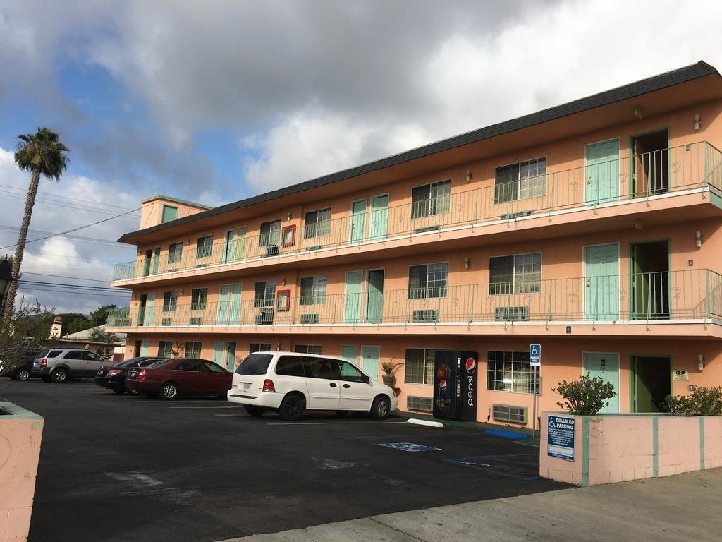 Фото La Petite Rouge Motel