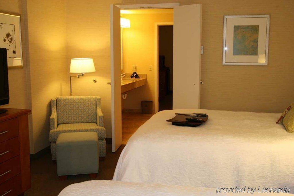 Фото Hampton Inn & Suites Milwaukee Downtown