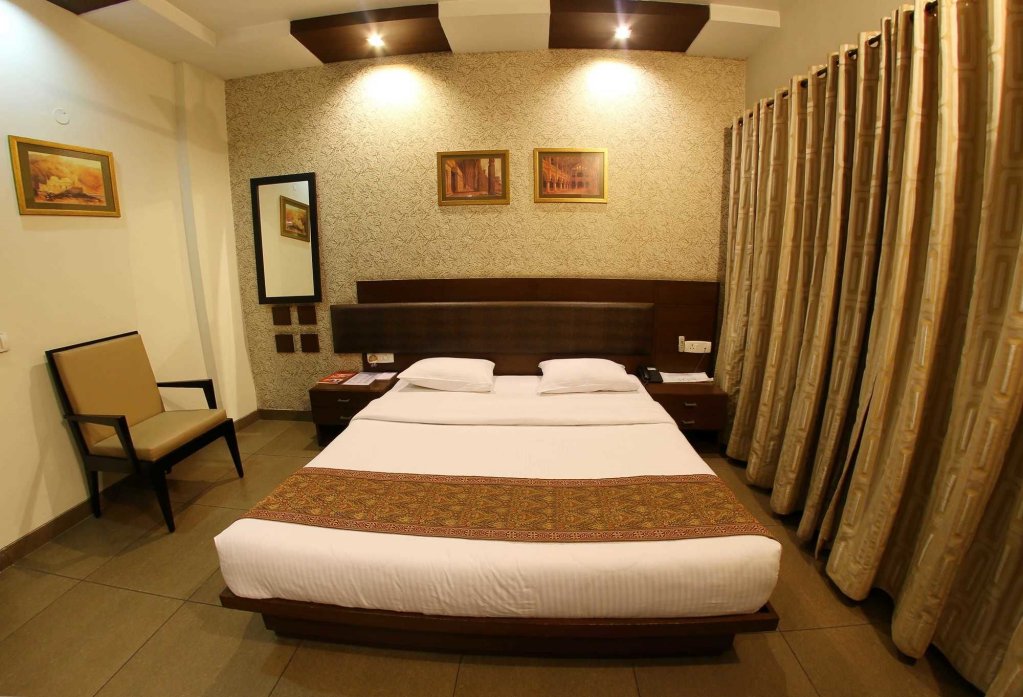 Фото Fabhotel Phoenix Hospitality