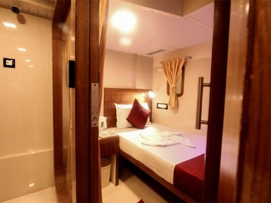 Фото Hotel Qubestay Airport