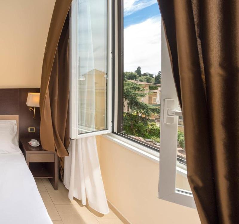 Фото Hotel Portamaggiore