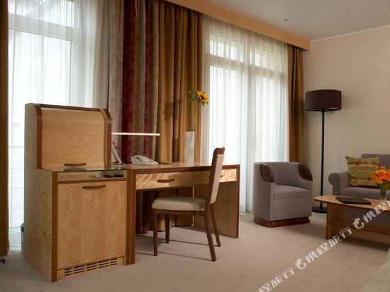 Фото Royal Square Hotel & Suites