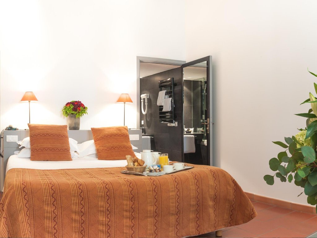 Фото Hôtel Cloître Saint Louis