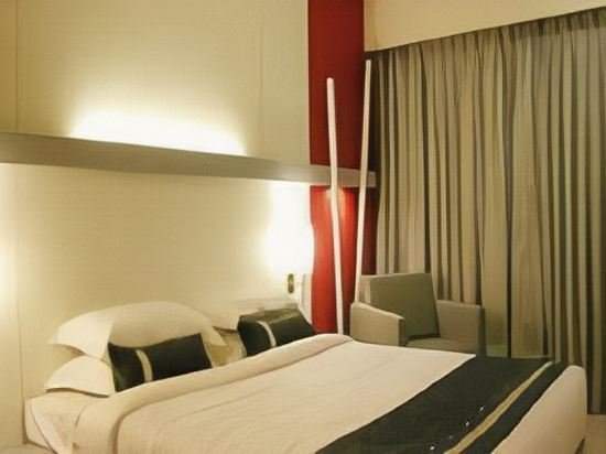 Фото Hotel Highland Residency