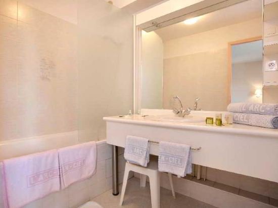 Фото Logis Hôtel l'Arc en Ciel