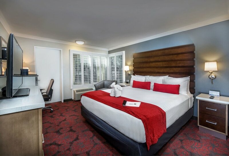 Гостиница Desert Palms Hotel & Suites в Анахайме