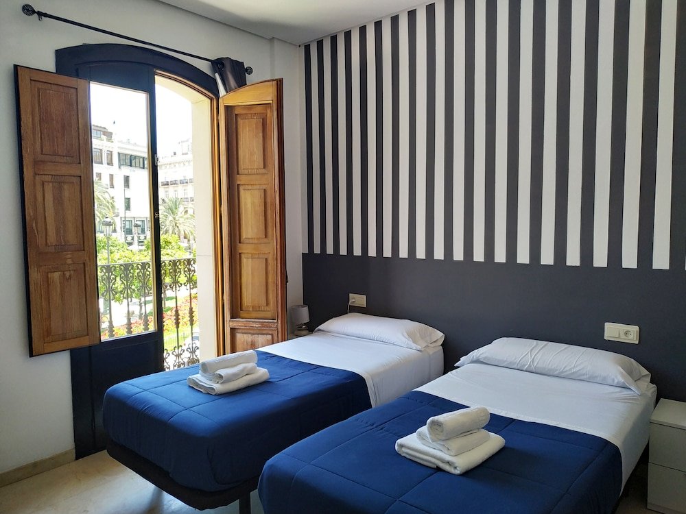 Фото Flats Friends Plaza de la Reina