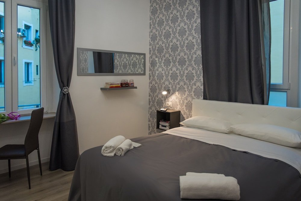 Фото Inside Roma Rooms