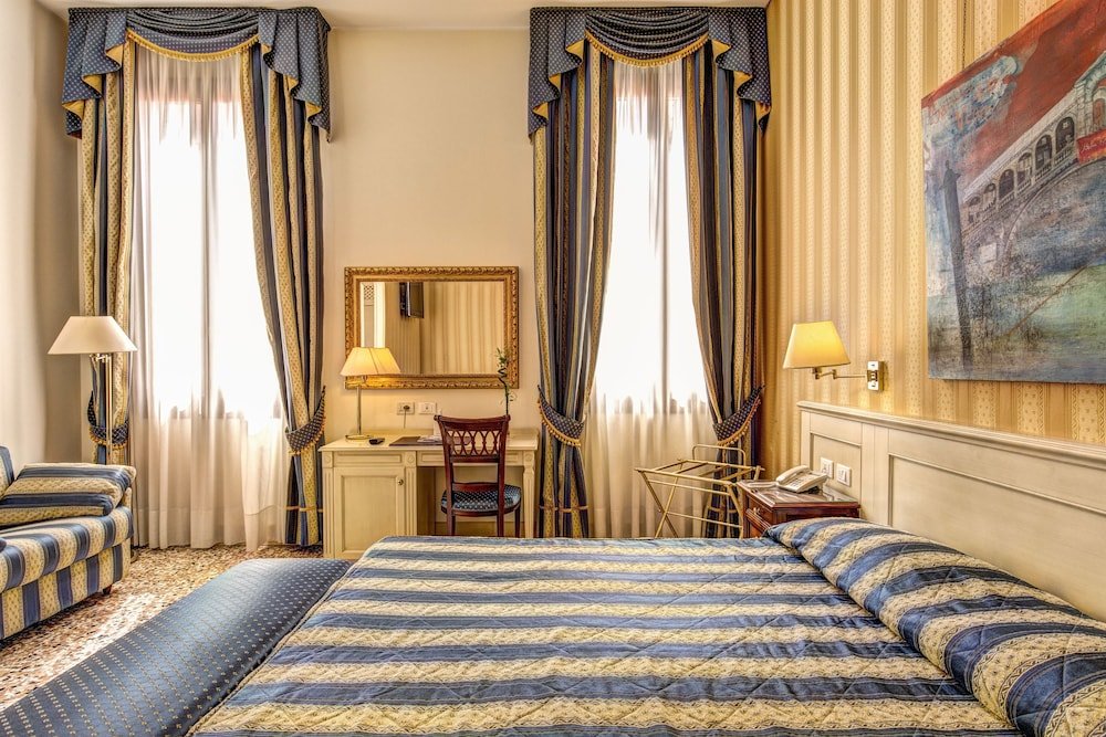 Фото Hotel Bella Venezia