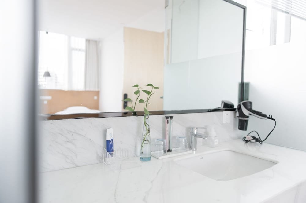 Фото White waltz