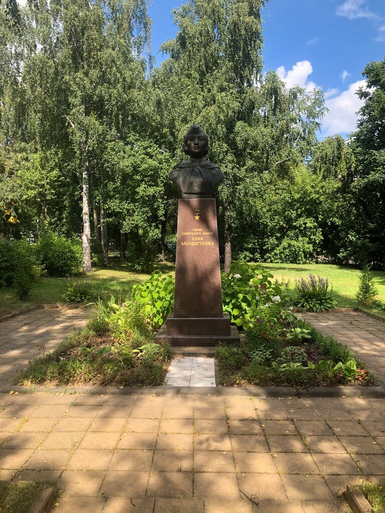 Monument, memorial Герою Советского Союза Алие Нурмухамбетовне Молдагуловой, Moscow, photo