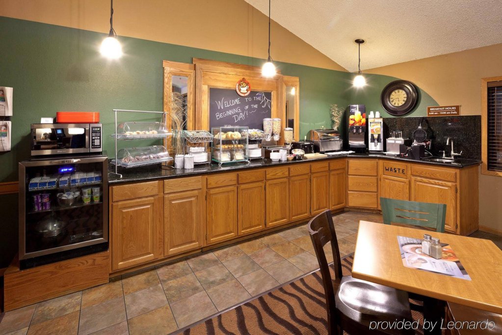 Фото AmericInn by Wyndham Hartford Wi