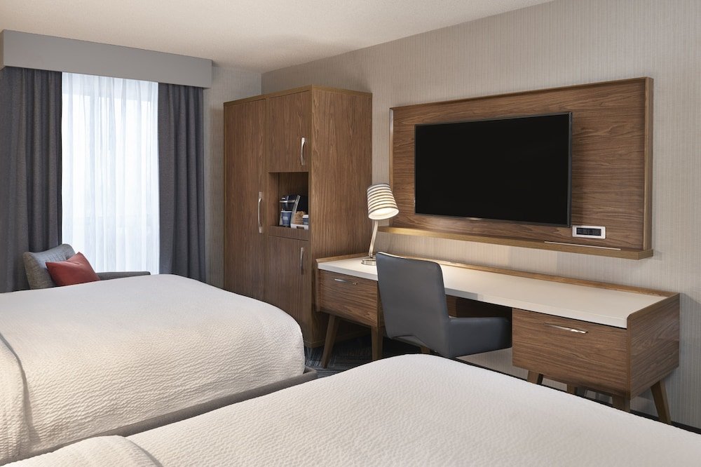Фото Four Points by Sheraton Toronto Airport East