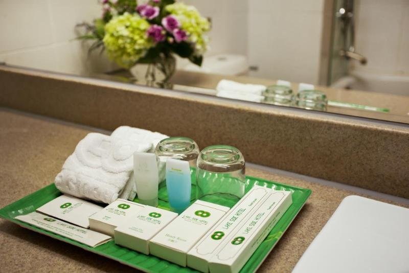 Фото Lake Side Hotel