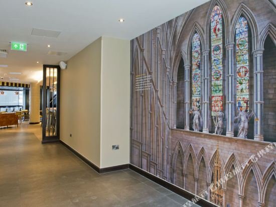 Фото Premier Inn Southwark Borough High St