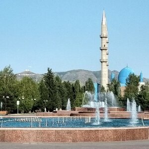 Fountain (Shyǵys Qazaqstan oblysy, Oskemen, Respýblıka alańyndaǵy gúl baǵy) ، نافورة