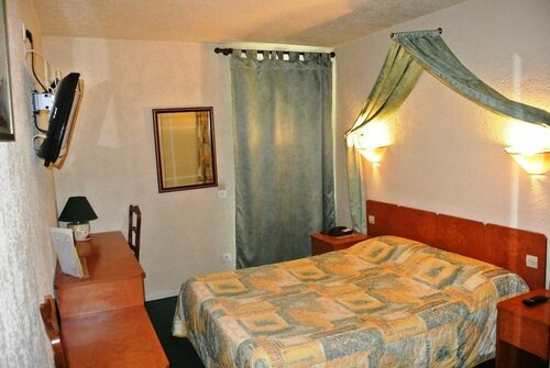 Гостиница Logis Hôtel Héraclée в Сен-Жиле