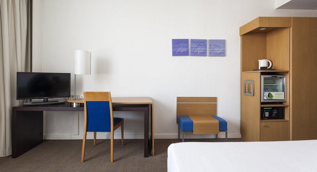 Фото Hotel Ilunion Valencia 4