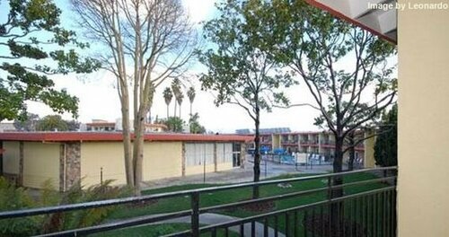 Гостиница Econo Lodge Inn and Suites Oakland Airport