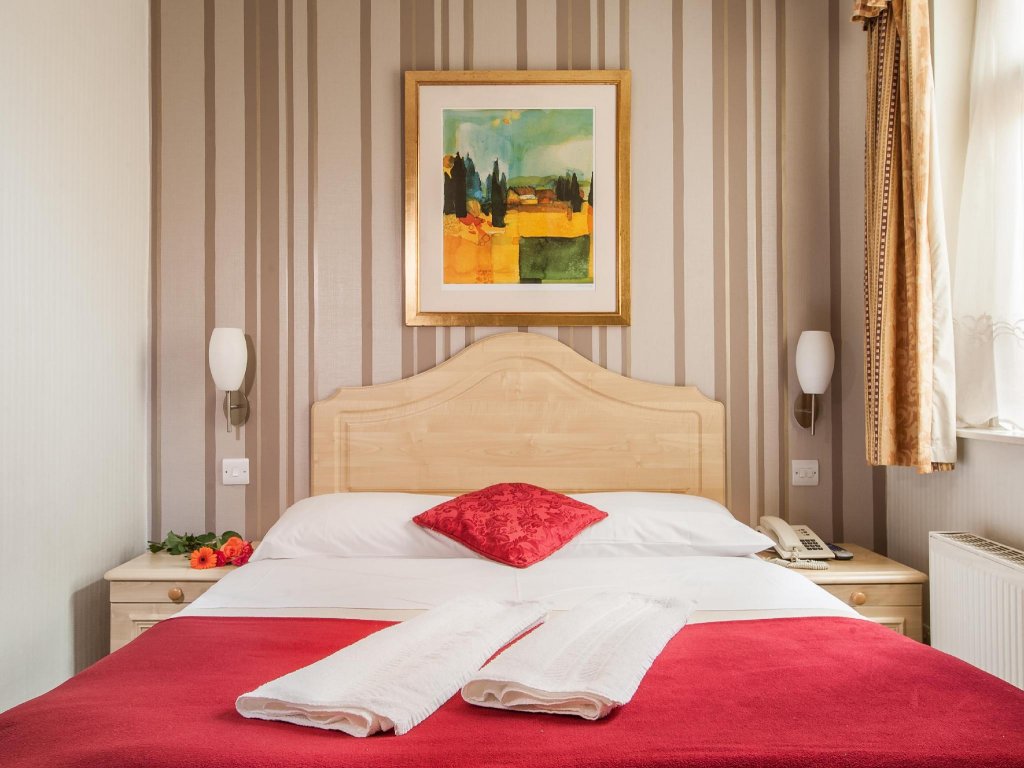 Фото The Fairway Hotel