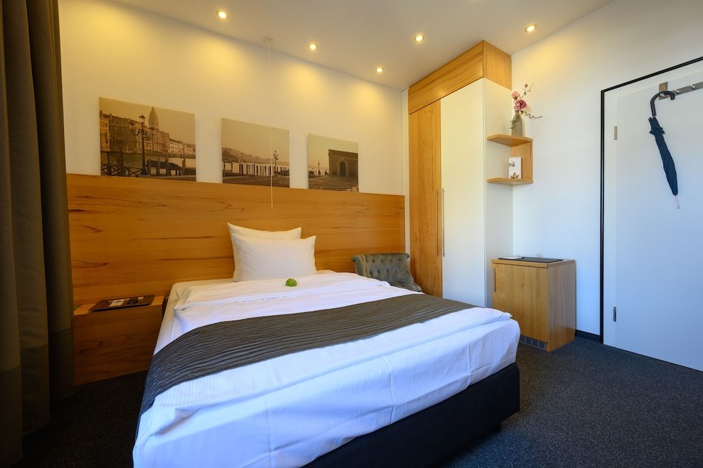 Фото Hotel H. E. Y. M. A. N. N.