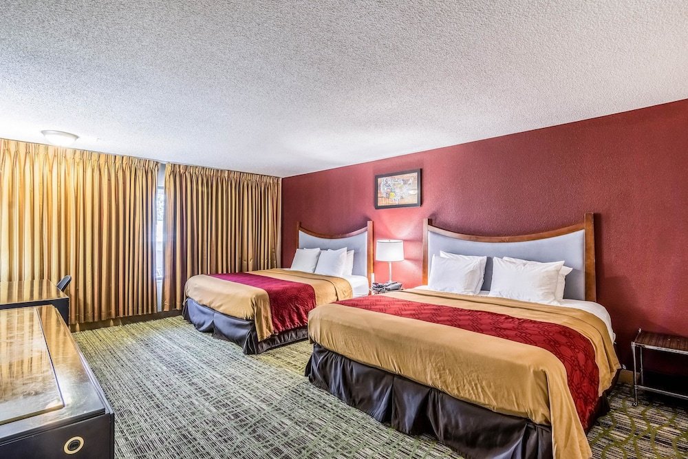 Фото Rodeway Inn & Suites