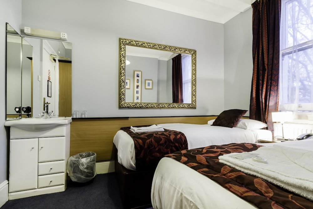 Фото Tudor Court Hotel