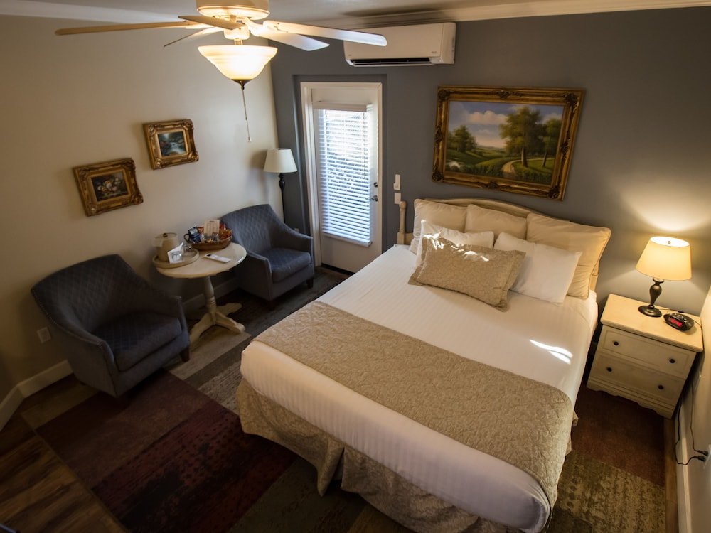 Фото Grass Valley Courtyard Suites