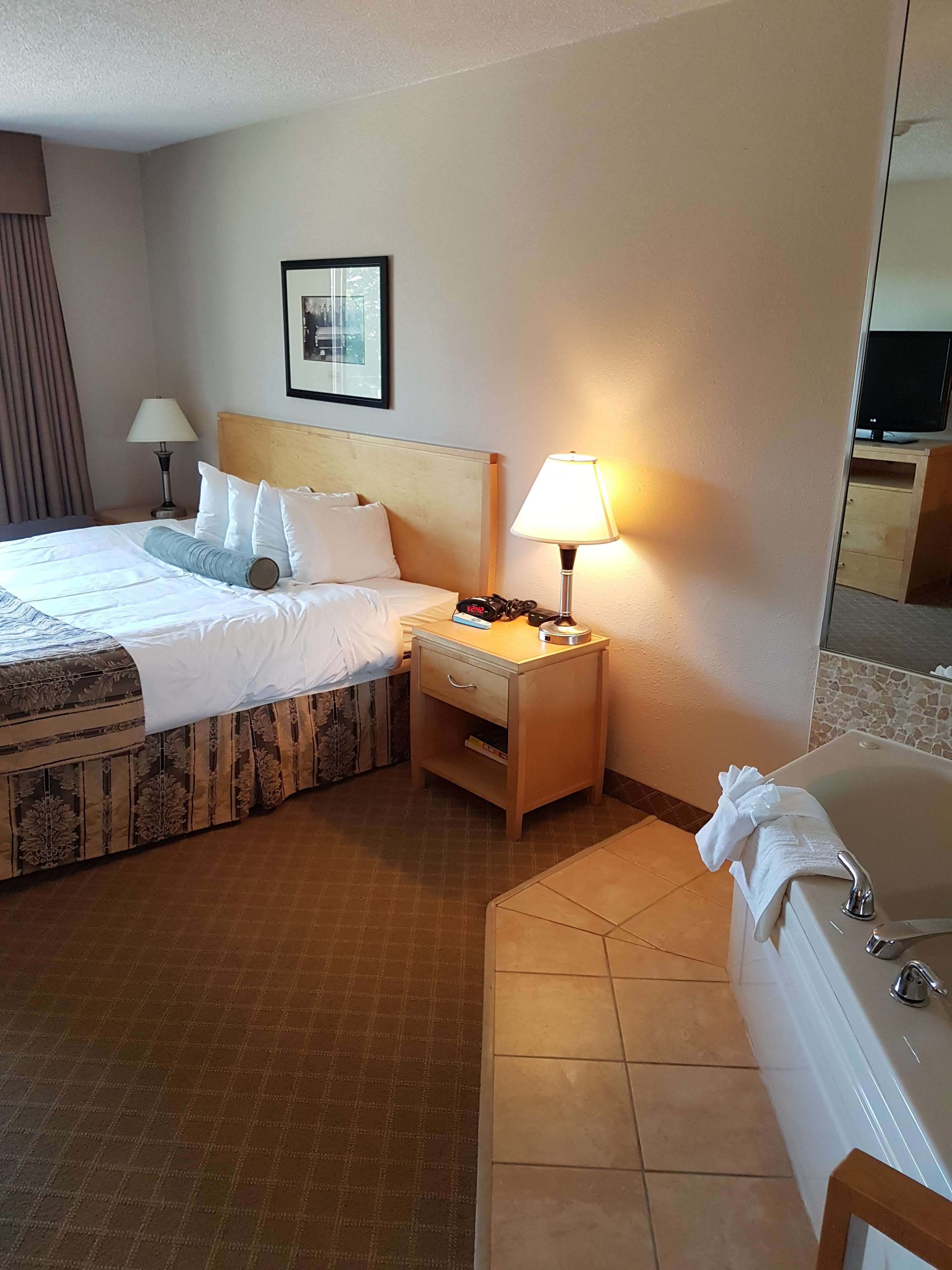 Фото SureStay Plus Hotel by Best Western Coquitlam