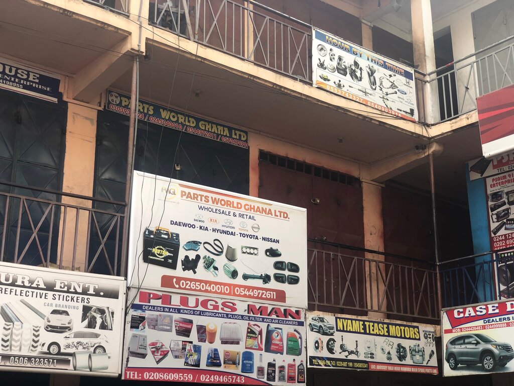 Lubricants Plugs Man, Accra, photo