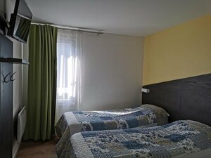 Alpha Hotel (Île-de-France, Yvelines, Bouafle, Rue de l'Érable), hotel