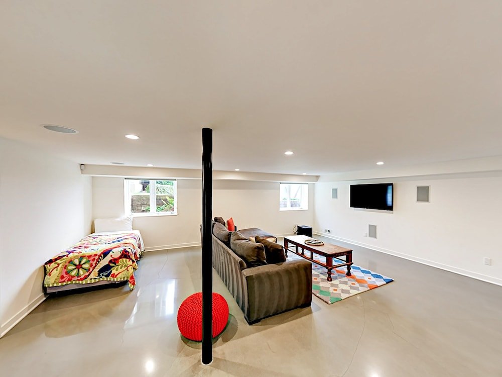 Фото 346 West Kinnear Place Home by RedAwning